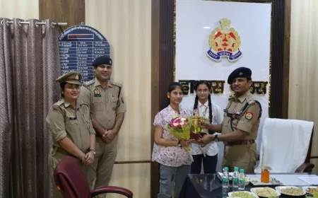 मेधावी छात्राओं का सम्मान: हाथरस SP ने इंटर टॉपर्स को किया सम्मानित