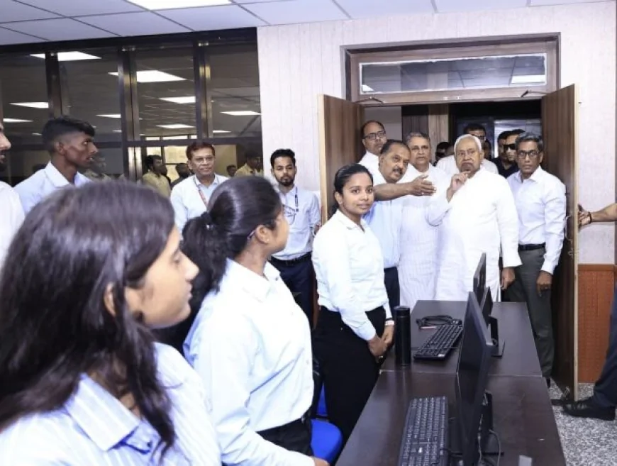 CM AMONG STUDENTS, SHARES TIPS OF SELF-RELIANCE