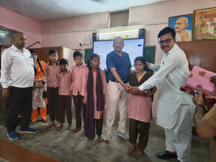 शाहाबाद: छात्र-छात्राओं ने रैली निकाली, खंड शिक्षा अधिकारी ने दिखाई हरी झंडी