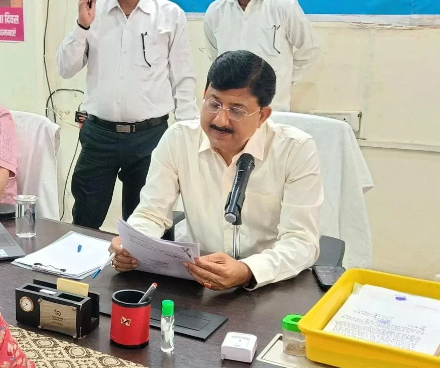 गुना जनसुनवाई में 220 आवेदन: कलेक्टर ने अधिकारियों को त्वरित निराकरण के निर्देश दिए