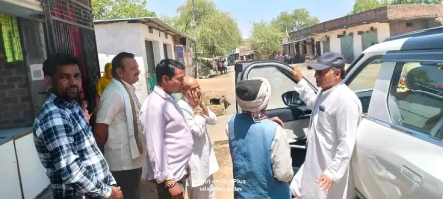 ग्राम रामनगर में पूर्व सांसद लक्ष्मण सिंह ने सुनीं ग्रामीणों की समस्याएं