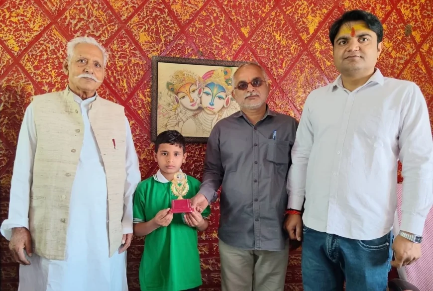 एसबीएस स्कूल के छात्र ओम का सैनिक स्कूल में चयन होने पर किया सम्मान