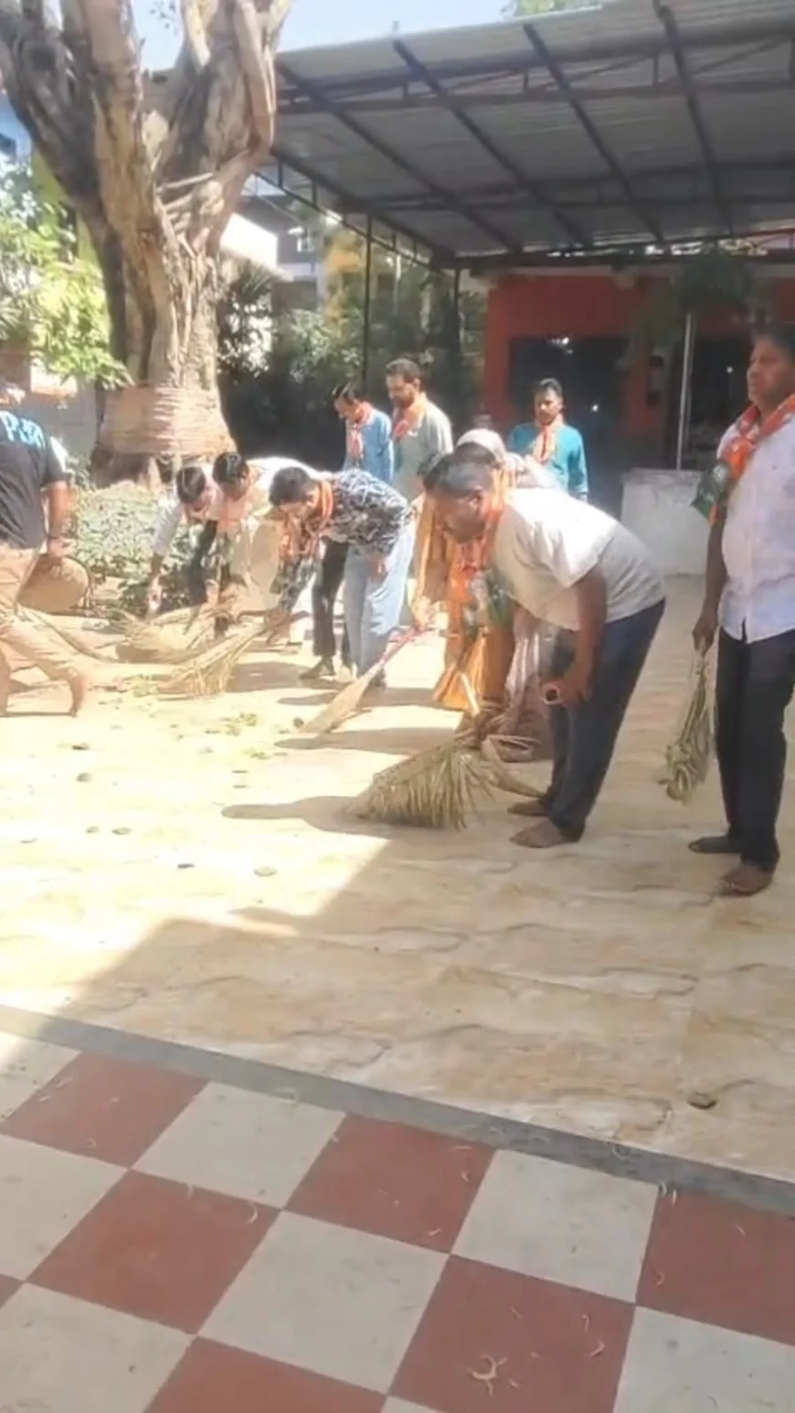 भाजपा नगर मंडल ने गाँव वस्ती चलो अभियान के निमित्त स्वच्छता अभियान चलाकर की देवालयों की स्वच्छता एवं वरिष्ठजनों का सम्मान किया