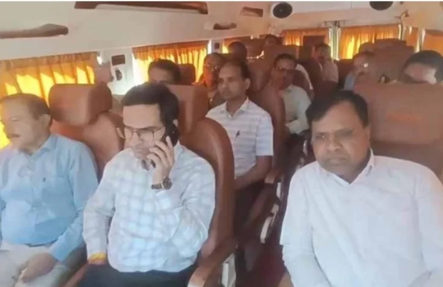कुर्सी नहीं, जनसेवा! रीवा के नए कलेक्टर का 'धाकड़' अंदाज; सरकारी गाड़ी छोड़ बस से पहुंचे यूपी बॉर्डर, चौपाल पर हुआ ऑन-द-स्पॉट फैसला!