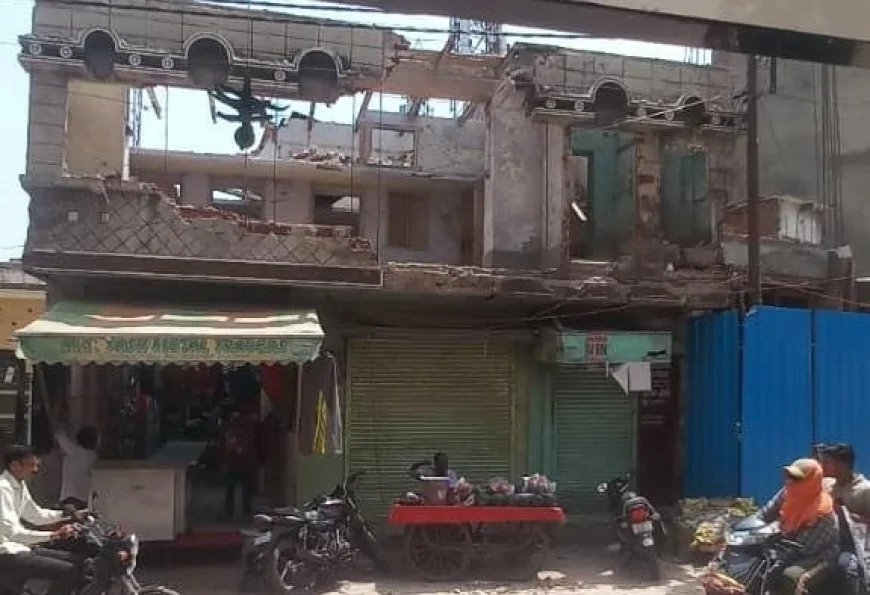 प्रशासन की चुप्पी में चल रही तोड़फोड़, दुकान बनी खतरे का अड्डा कोर्ट में मामला लंबित, फिर भी जारी अवैध कार्रवाई पीड़िता  ने लगाए गंभीर आरोप
