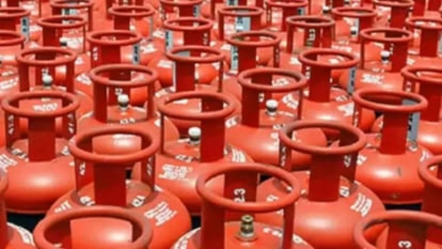 दिल्ली में LPG संकट गहराया: बुकिंग के बाद भी नहीं मिल रहे सिलेंडर, कालाबाजारी से बढ़ी परेशानी