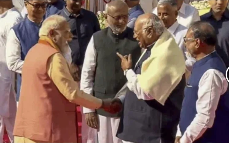 संसद में दिखी सियासी सौहार्द की झलक: मोदी-खरगे की मुस्कान ने खींचा ध्यान
