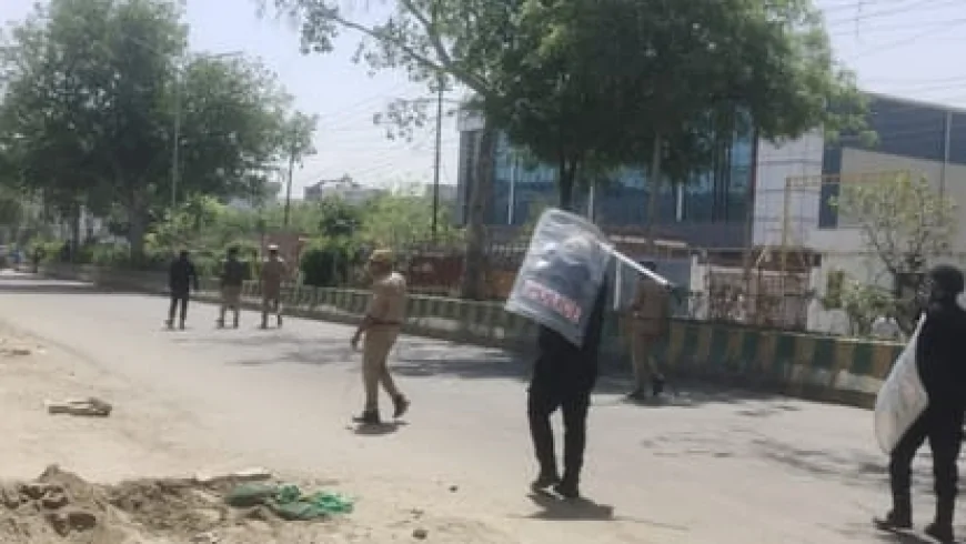 नोएडा में फिर भड़की हिंसा: सेक्टर-80 में पत्थरबाजी, पुलिस का लाठीचार्ज; कई हिरासत में