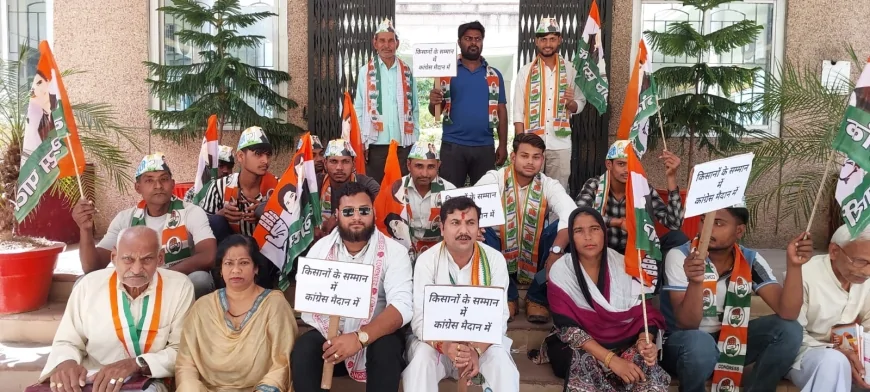 किसानों के मुआवजे को लेकर कांग्रेस का धरना, चंद्रगुप्त विक्रमादित्य का सरकार पर हमला