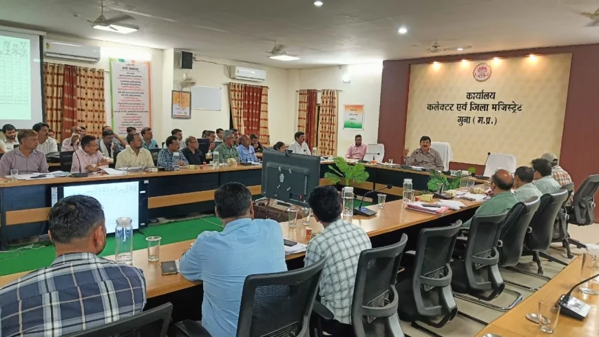 कलेक्टर कन्याल की समीक्षा बैठक: 100 करोड़ लक्ष्य पर फोकस, टीम वर्क पर जोर