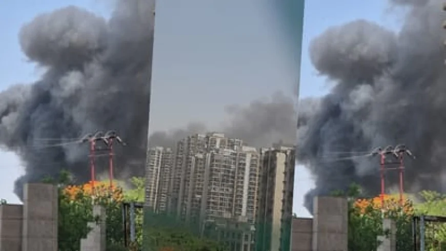 क्रॉसिंग रिपब्लिक में बाजार में भीषण आग, गोल चक्कर पर धुएं का गुबार; दमकल की कई गाड़ियां मौके पर