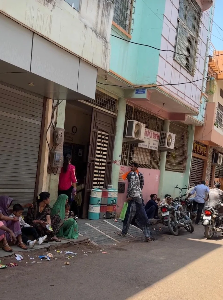 संकरी गली में क्लीनिक बना मुसीबत, रहवासियों का विरोध—शिफ्ट करने की मांग