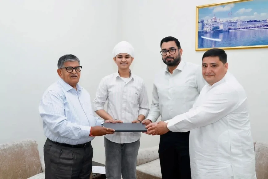 पंजाब के गवर्नर गुलाब चंद कटारिया ने 6 युवाओं को बांटे लैपटॉप