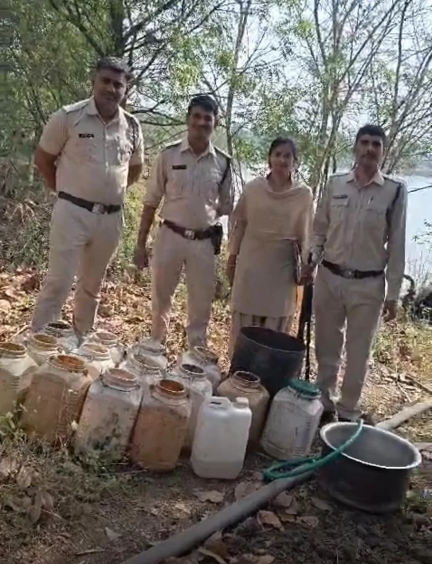 चौपट नदी के टापू पर आबकारी का बड़ा एक्शन, ट्यूब के सहारे पहुंचकर अवैध शराब जब्त