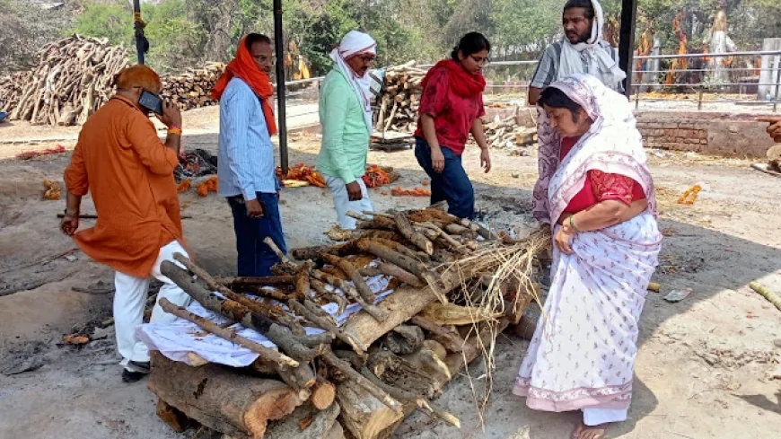 जौनपुर में अंजू पाठक ने तोड़ी रूढ़ियां: पति-बेटे के बाद अब भाई को दी मुखाग्नि