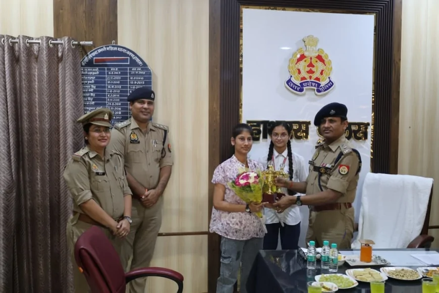 मेधावी छात्राओं का सम्मान: हाथरस SP ने इंटर टॉपर्स को किया सम्मानित