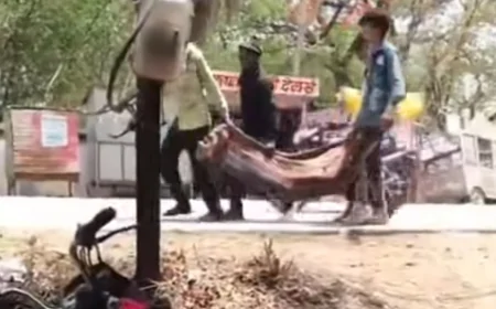 अशोकनगर में एम्बुलेंस नहीं मिलने पर हंगामा: 15 वर्षीय बच्ची के शव को परिजनों ने कंधे पर ले जाया, सरकार पर उठे सवाल