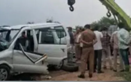 भीषण सड़क हादसा: ललितपुर के एक ही परिवार के 6 लोगों की मौत, 4 गंभीर घायल