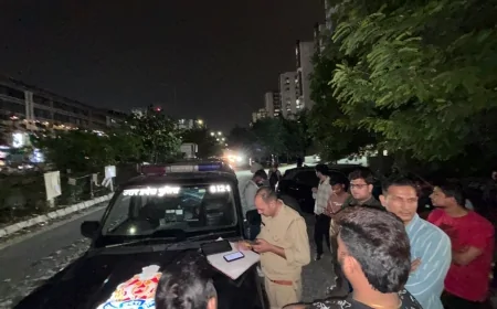 नोएडा अथॉरिटी के नाम पर दुकानदारों से उगाही करने वालों को रेजिडेंट्स ने धरा