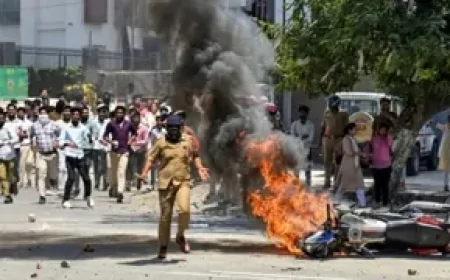 नोएडा श्रमिक आंदोलन मामले में बड़ी कार्रवाई, सत्यम वर्मा और आकृति पर लगा राष्ट्रीय सुरक्षा कानून