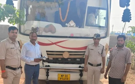 बिना परमिट और फिटनेस चल रही बस पर कार्रवाई