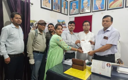 बदायूं में एनएचएम संविदा कर्मचारियों का विरोध प्रदर्शन, लंबित मानदेय के खिलाफ दिया CMO को ज्ञापन