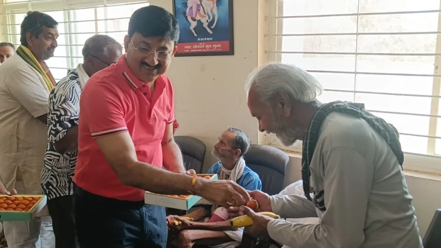 जन्मदिवस पर कलेक्टर का आनंदधाम वृद्धाश्रम भ्रमण, बुजुर्गों से लिया आशीर्वाद और व्यवस्थाओं का किया निरीक्षण