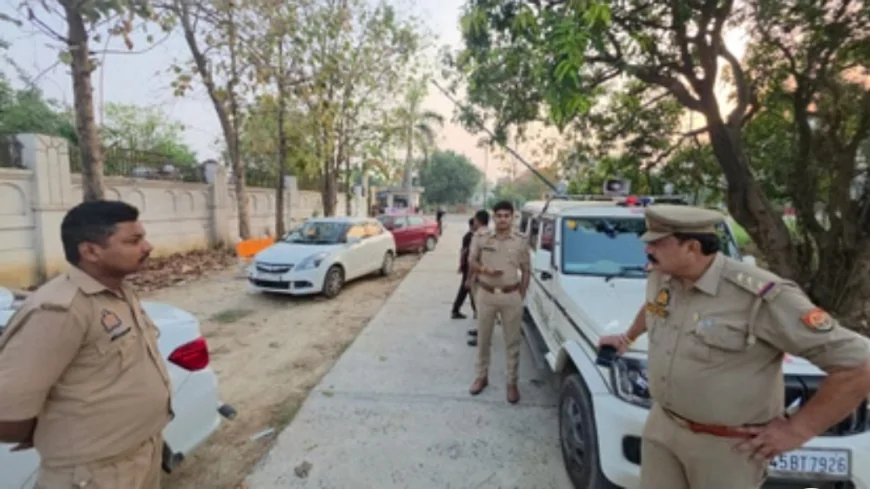 अंबेडकर नगर में दर्दनाक सड़क हादसा: बाइक टक्कर के बाद मददगारों को कार ने कुचला, 8 की मौत