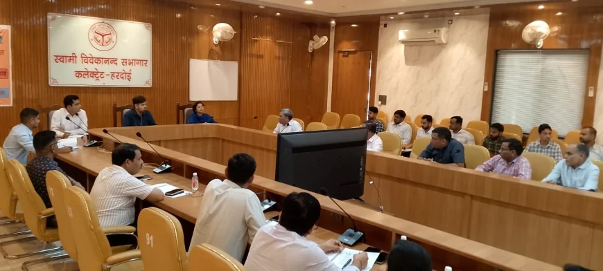 हरदोई मे बाढ पूर्व तैयारी, नाव–गोताखोरों की सूची तैयार करने के डीएम ने दिये निर्देश