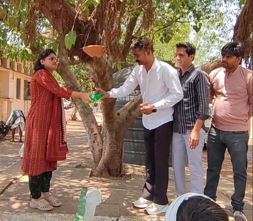 पक्षी बचाओ अभियान: एसडीएम ने सकोरा वितरण अभियान का किया शुभारंभ