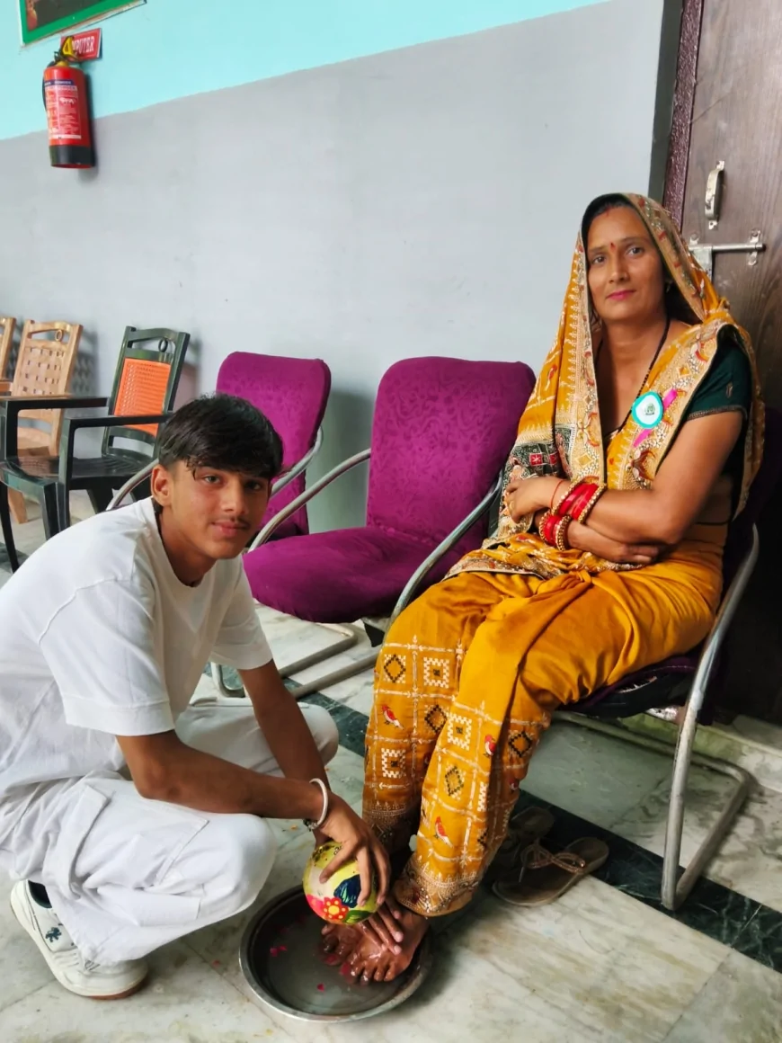मां के चरण पखारते ही छलक पड़े आंसू, केडीएस इंटरनेशनल स्कूल में भावनाओं से सराबोर हुआ मातृ पूजन दिवस