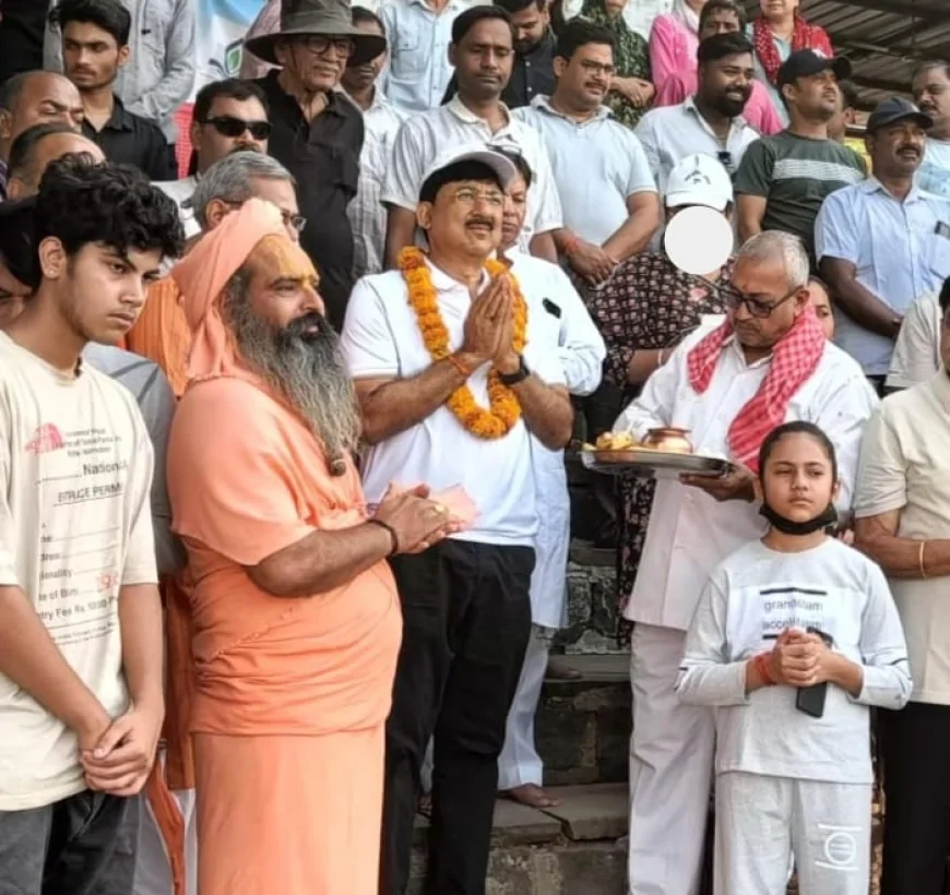 भुजरिया तालाब पर कलेक्टर का श्रमदान: स्वच्छता-संरक्षण का संकल्प, तालाब में छोड़े गए कमल के बीज