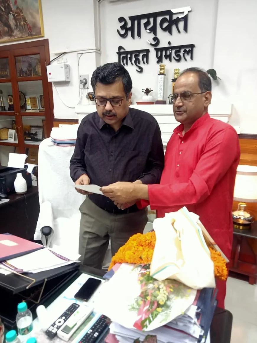 मुजफ्फरपुर के तीन प्रखंडों के सीओ और बीडीओ को सप्ताह में दो दिन अपने कार्यालय में बैठने की मांग को लेकर कमिश्नर को सौंपा ज्ञान