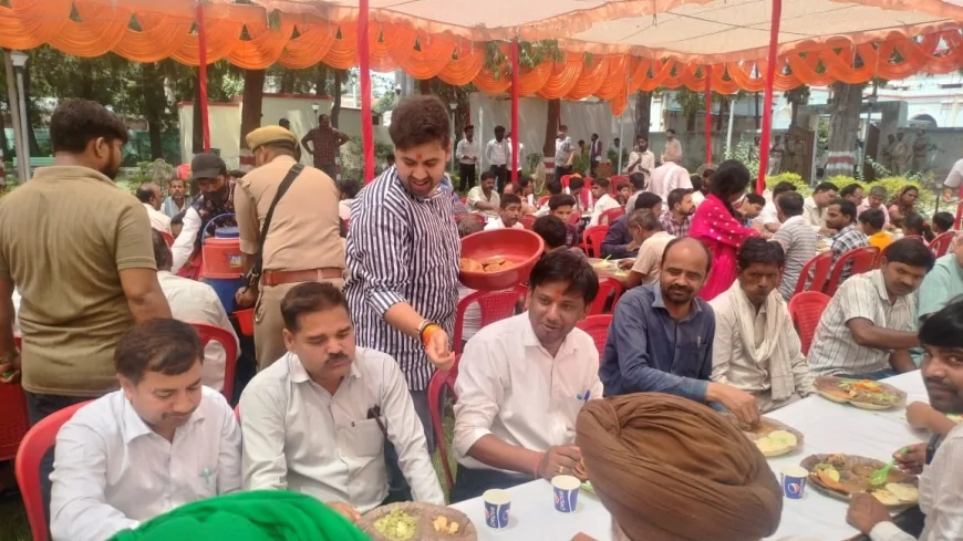 हरदोई कलक्ट्रेट परिसर मे विशाल भंडारे का आयोजन, डीएम ने स्वयं परोसा भोजन