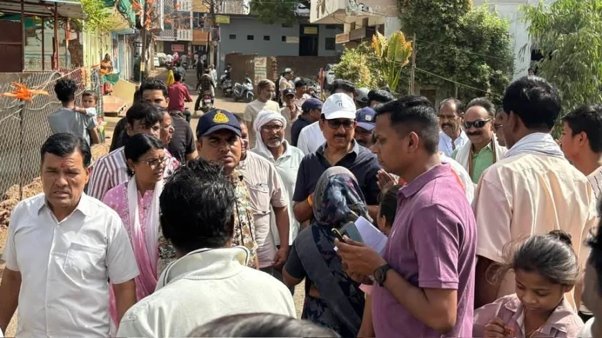 गुनिया नदी सफाई अभियान में उतरे कलेक्टर कन्याल, तीखी बहस के बीच कराया ‘हैप्पी एंडिंग’