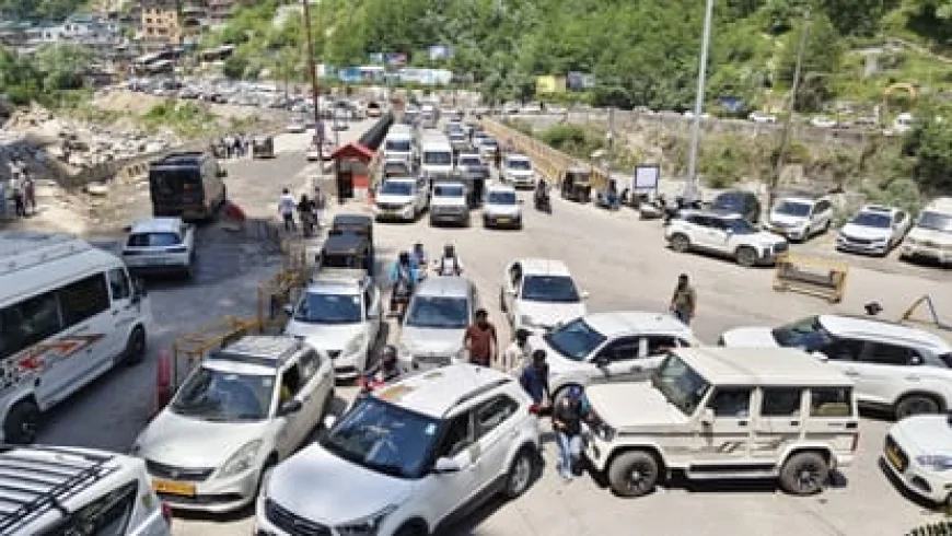 हिमाचल के मनाली में ‘महाजाम’ से हाल बेहाल, घंटों रेंगते रहे वाहन; पर्यटक और स्थानीय लोग परेशान