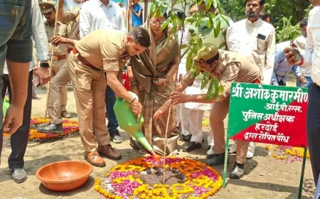 विश्व पर्यावरण दिवस पर डीएम-एसपी ने किया पौधारोपण, लोगों से की वृक्ष लगाने की अपील