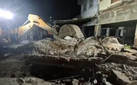 अंबाला की पुरानी सब्जी मंडी में जर्जर इमारत गिरी, मलबे में दबे दो लोगों को निकालने में जुटी SDRF
