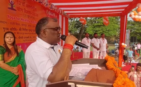 शाही किले में योग का महासंगम, मंत्री गिरीश चंद्र यादव बोले— योग है संपूर्ण जीवन पद्धति