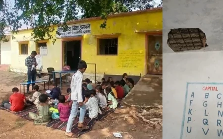 जर्जर छत के साए में पढ़ाई: स्कूल के अंदर नहीं, मैदान में कक्षा लगाने को मजबूर बच्चे