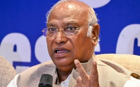 'छात्रों की आवाज को आतंकियों की गूंज कहना गलत', धर्मेंद्र प्रधान के बयान पर खरगे का हमला