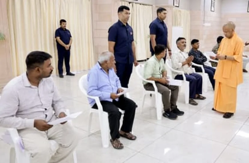 जनता दर्शन में दिखा सीएम योगी का संवेदनशील अंदाज, बच्चे से बोले- पढ़ाई पर ध्यान दो, बाकी हम देख लेंगे