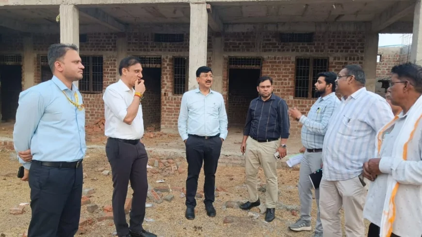 निर्माणाधीन पंचायत भवन एवं आंगनबाड़ी केंद्र का कलेक्टर ने किया निरीक्षण