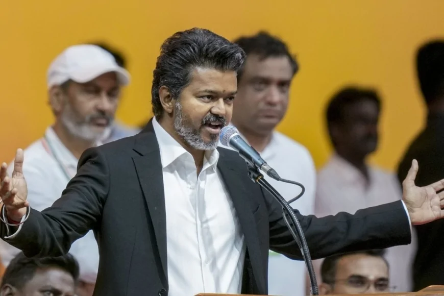 AIADMK को बड़ा झटका, चार पूर्व मंत्री और 300 से अधिक कार्यकर्ता TVK में शामिल