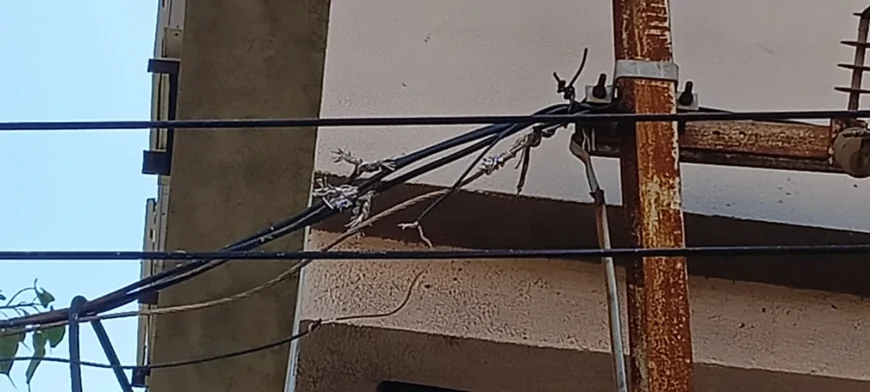 बिजली विभाग की लापरवाही पर सवाल, गलत मेंटेनेंस से फाल्ट का खतरा, ट्रांसफार्मर को भी नुकसान की आशंका