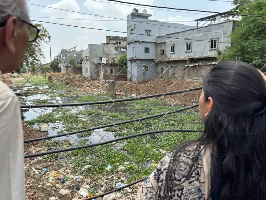 गुनिया नदी निरीक्षण में चौंकी NMCG अधिकारी: "नदी के बीच से सीवर लाइन कैसे डाल दी गई?"