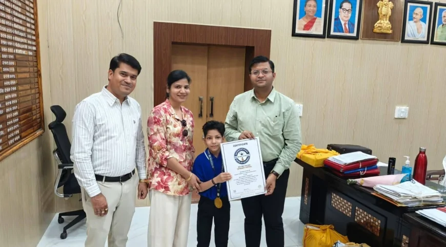 शिवपुरी के 8 वर्षीय ईशान गोयल ने बनाया विश्व रिकॉर्ड, कलेक्टर अर्पित वर्मा द्वारा हुए सम्मानित