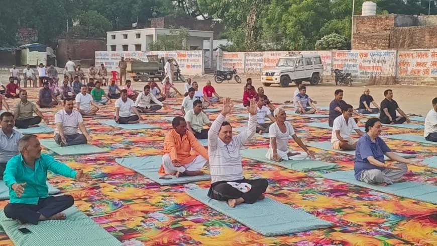 अन्तर्राष्ट्रीय योग दिवस पर कादीपुर के जूनियर हाईस्कूल मैदान पर योगाभ्यास आयोजित