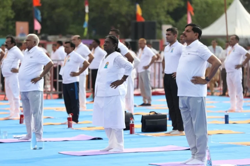 योग से निरोग भारत का संदेश, जबलपुर में राष्ट्रपति ने किया सामूहिक योगाभ्यास
