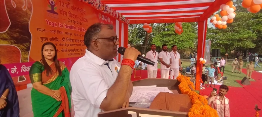 शाही किले में योग का महासंगम, मंत्री गिरीश चंद्र यादव बोले— योग है संपूर्ण जीवन पद्धति
